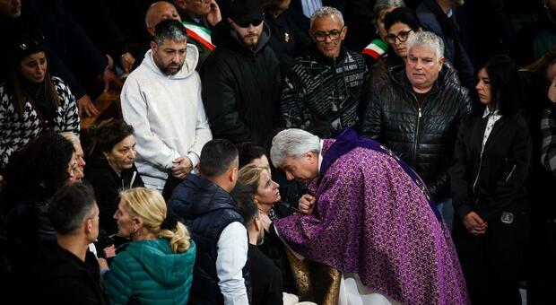  Le lacrime del cardinale: «Napoli divora i suoi figli tocca a noi proteggerli» 