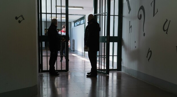  Napoli, detenuto psichiatrico tenta di impiccarsi: salvato dalla Penitenziaria 