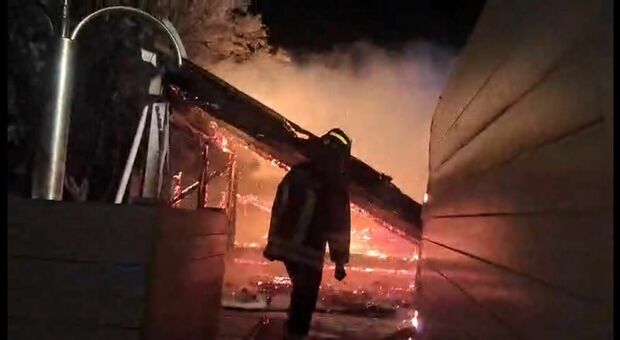 Incendio allo stabilimento balneare, in fiamme il Blue Sun