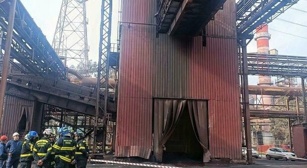 Incidente sul lavoro all'ex Ilva: si ribalta il muletto, ferito un operaio. Ira dei sindacati: «Stabilimento sempre più pericoloso»