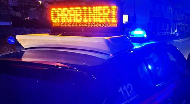 Tentata rapina in azienda, il titolare reagisce: colluttazione e sparatoria, imprenditore ferito