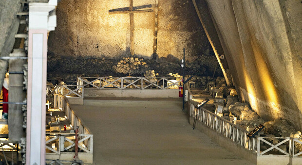  Cimitero delle Fontanelle, attesa finita cerimonia al largo Totò: «Ecco il nuovo cimitero» 