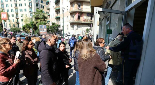  Rapina banca Vomero, gli ostaggi: «All?inizio abbiamo temuto il peggio, ma dai banditi nessuna aggressione» 