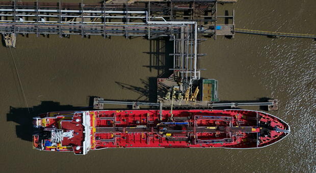  Prezzi, effetto Hormuz: per la normalità serviranno due anni. Ecco cosa cambia con l'accordo tra Usa e Iran 