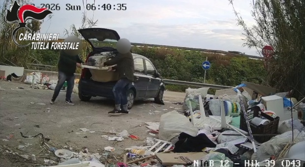  Giugliano, scaricano una vasca da bagno piena di rifiuti: beccato dalla telecamera trappola 