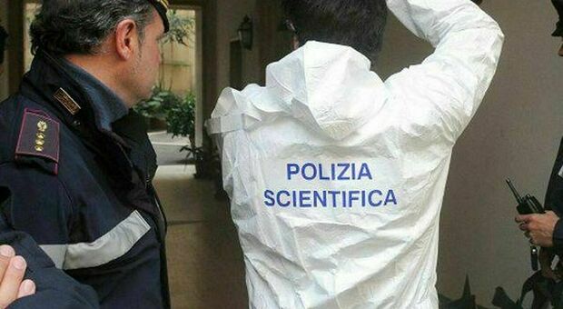 https://statics.cedscdn.it/photos/MED/2026/04/18/9481155_18174552_7231792_15063243_polizia_scientifica_tuta1.jpg