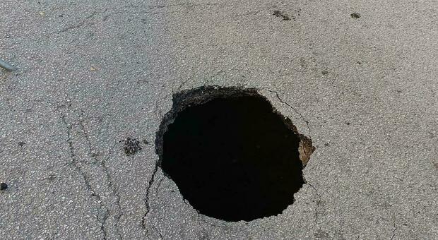  Salerno, voragine sul Lungomare Colombo: sprofonda la strada al centro della carreggiata 