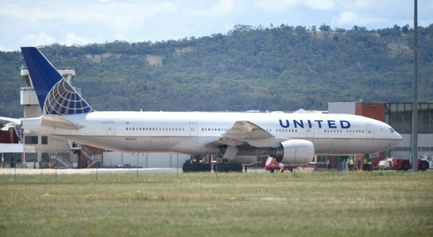  Allarme bomba su volo diretto a New York, l'aereo fatto atterrare a Pittsburgh. Fbi: «Evacuati i passeggeri» 