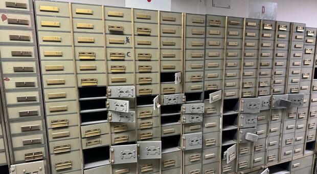  Rapina in banca a Napoli, nodo risarcimenti: pochi euro ai clienti beffati 