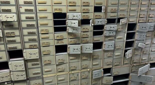  Rapina a Napoli, il nodo risarcimenti: pochi euro ai clienti beffati. Dovranno dimostrare cosa c'era nelle cassette 