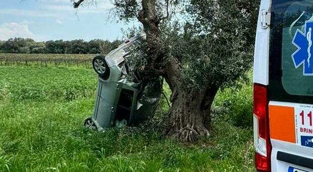 Incidente sulla provinciale, fuori strada con l'auto e schianto contro un albero: grave un 60enne