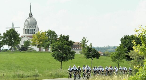 https://statics.cedscdn.it/photos/MED/2026/04/19/9483013_19212557_granfondo_torino.jpg