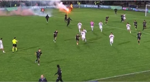  Follia a Monopoli, tifosi del Foggia invadono il campo con il passamontagna per aggredire i calciatori 