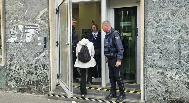 Napoli, riapre la Credit Agricole dopo la rapina in Piazza Medaglie d'Oro