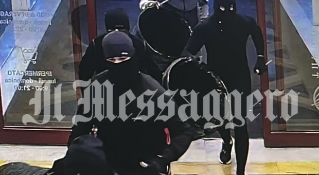 immagine Rapina al centro commerciale Euroma2: 6 banditi armati e incappucciati prendono in ostaggio clienti e dipendenti