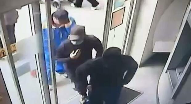  Rapina banca Vomero: «Solo 40 minuti per la fuga», due ?pali? a vigilare la piazza 