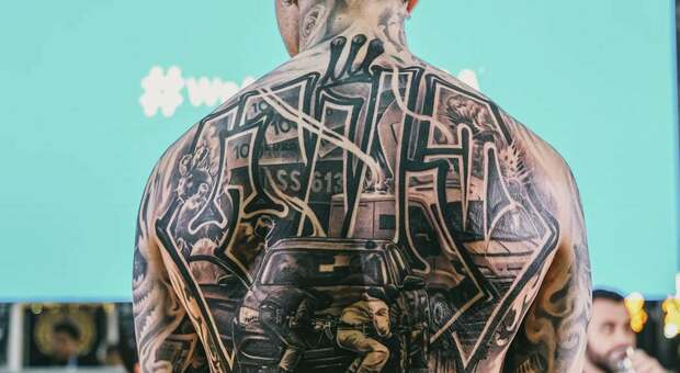 Tatuaggio con la rapina del portavalori, il ragazzo che l'ha fatto: «Non sono un criminale, l'episodio mi ha colpito»