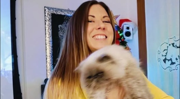 Emma Mogentale muore pochi giorni dopo aver compiuto 38 anni, il suo sorriso spento da un tumore rarissimo. Il compagno: &laquo;Una guerriera&raquo;