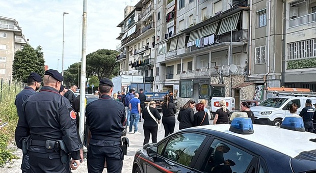 Ruspe in azione a Melito, abbattimento di un negozio abusivo nel rione 219 