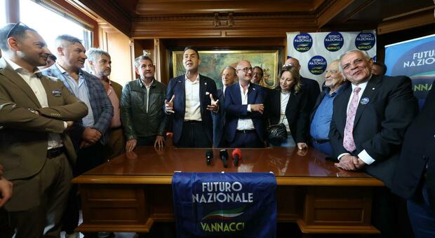  Vannacci inaugura sede a Napoli: «Solidale a Meloni per le offese. 25 aprile? Festeggio San Marco» 