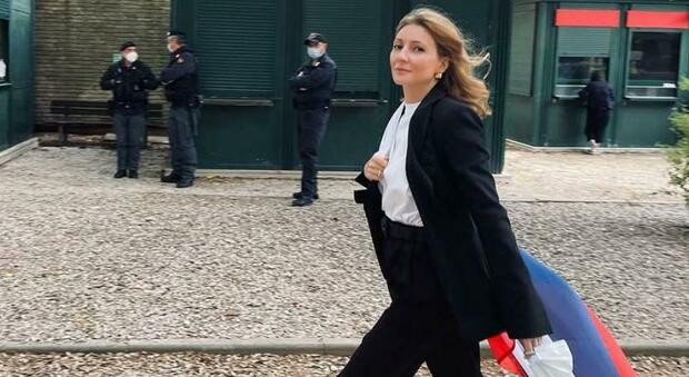 Biennale, Anastasia Karneeva solidarizza con Giorgia Meloni: &laquo;In tv spregevoli offese. Provo vergogna e mi scuso per quel conduttore&raquo;