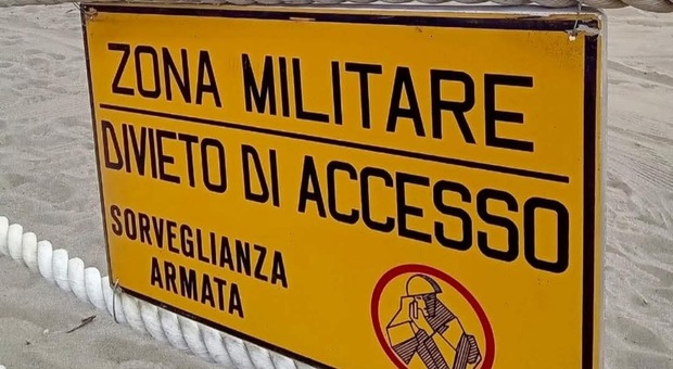 Bacoli, i militari recintano un lido: "Zona militare, divieto di accesso". Il sindaco: &laquo;Un'ingiustizia&raquo;