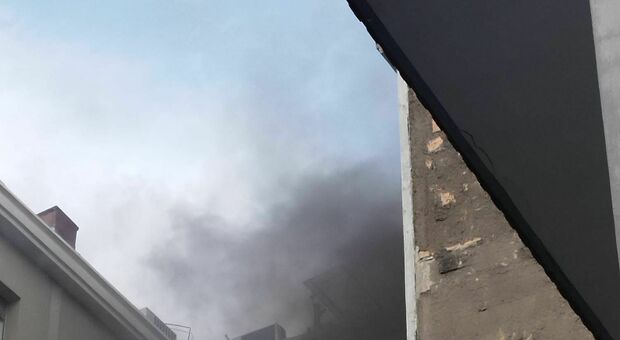  Frattamaggiore, palazzo in fiamme: intervengono gli agenti della polizia di stato 