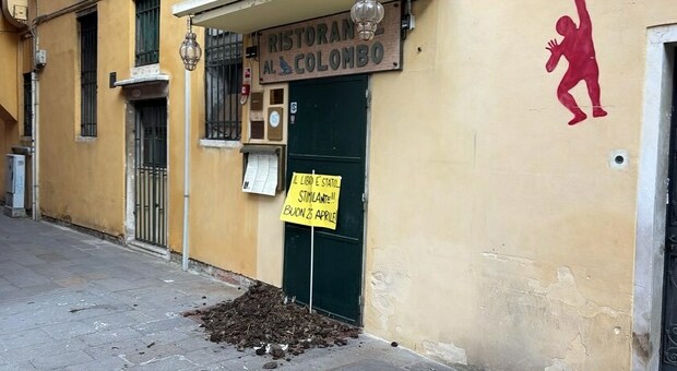 Letame davanti il ristorante Al Colombo prima della presentazione del libro di Giovent&ugrave; nazionale: &laquo;&Egrave; stato stimolante. Buon 25 Aprile&raquo;