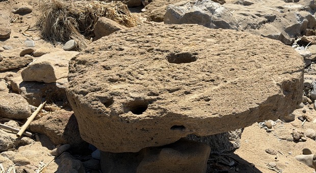  Castellabate, il mare restituisce i ?rocchi? dei templi di Paestum: l'arrivo in spiaggia con le mareggiate 