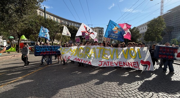  Napoli, continua la protesta contro la Remigrazione: «Questa è la capitale della multietnicità e dell'accoglienza» 