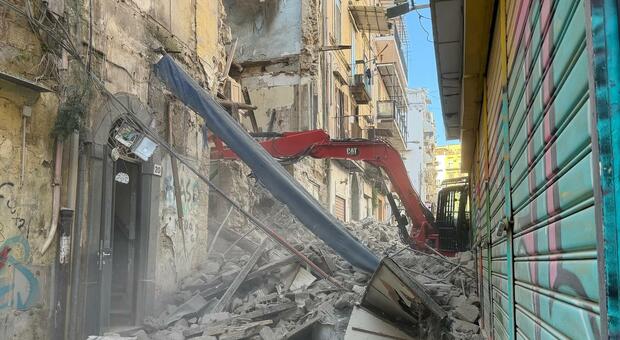  Porta Capuana a Napoli, crolla edificio disabitato: «Nessun ferito: evacuati i palazzi vicini» 