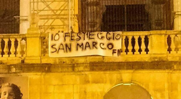  25 aprile. «Io festeggio San Marco», lo striscione esposto all'Albergo dei Poveri di Napoli 