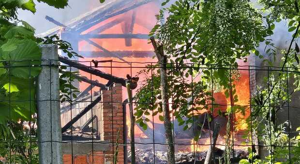 Incendio in azienda, donna ha un malore e finisce in ospedale. La colonna di fumo nero visibile a centinaia di metri di distanza