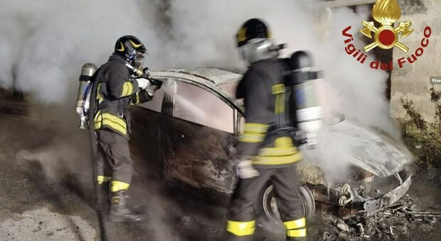 Incendio e paura nel Salento: a fuoco due auto nella notte