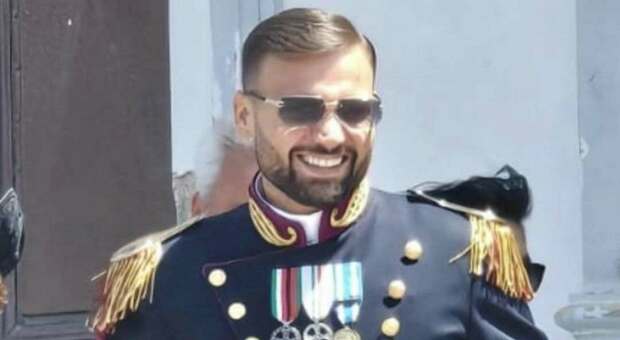 Malore improvviso, il poliziotto Francesco Schiavone muore a 38 anni. Gara di solidarietà per la moglie e i due figli piccoli Malore improvviso, il poliziotto Francesco Schiavone muore a 38 anni. Gara di solidarietà per la moglie e i due figli piccoli