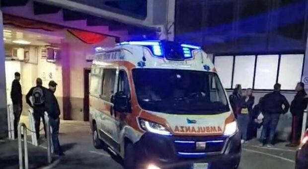  Picchiato in piazza a Pozzuoli per uno sguardo di troppo: 16enne finisce all'ospedale 