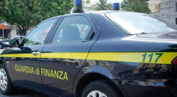  Agente della penitenziaria in viaggio con i narcos da Marano alla Calabria: il blitz e la denuncia 