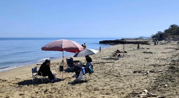Spiagge affollate, il bagno tra una distesa di rifiuti