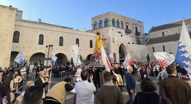 Bari celebra San Nicola: festa al via. La statua tra i fedeli: «Che sia una sagra di pace»