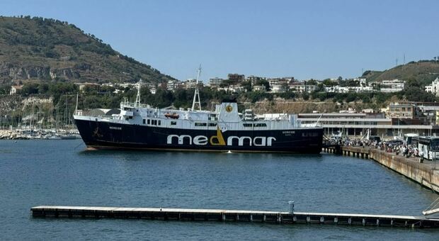  Paura al porto di Pozzuoli: 78enne investito da un camion agli imbarchi per le isole 