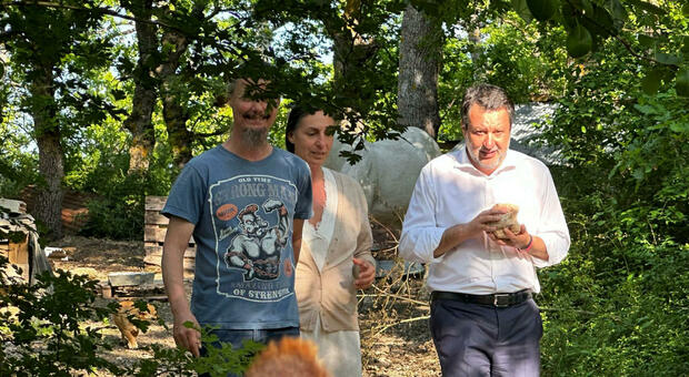  Famiglia nel bosco, Salvini incontra Catherine e Nathan: «La casa è pronta, cosa si deve aspettare? So che i bimbi ora stanno peggio» 