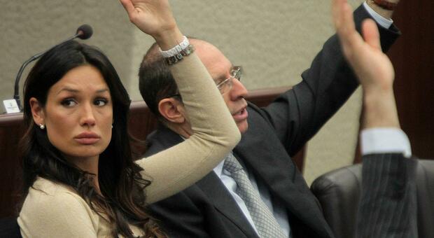 Grazia a Nicole Minetti, la Procura: «Attivata l'Interpol, indagini su modalità di adozione del bimbo e sulla morte del legale della madre biologica»