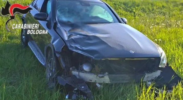 Col suv Mercedes travolge e uccide un uomo, poi scappa e finge l'incidente: «Sono uscito di strada». Arrestato