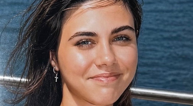 Beatrice muore a 17 anni stroncata da una rara malattia cerebrale: sognava di diventare stilista e creare un proprio marchio
