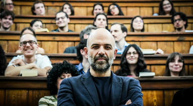  Roberto Saviano alla Federico II di Napoli: «Gomorra mi ha distrutto la vita. Ha armato i ragazzini? È un'idiozia» 