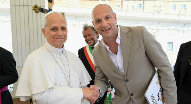  Clementino incontra Papa Leone: lo scatto in piazza San Pietro e il vinile in regalo 
