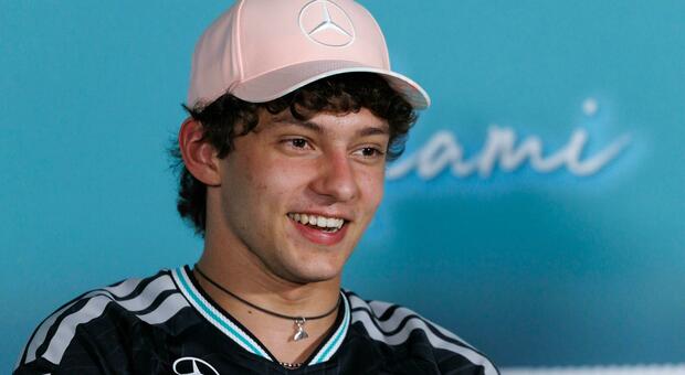 Kimi Antonelli sorridente a Miami: &egrave; in testa al Mondiale