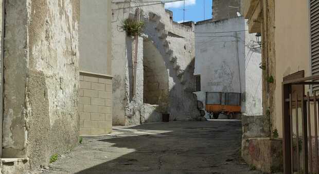 Accoltellamento nel centro storico: un giovane ferito ai polmoni, è in prognosi riservata