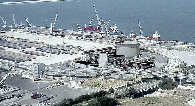 Prorogati a dicembre i termini per l'avvio dei lavori del deposito di gnl Edison nel porto