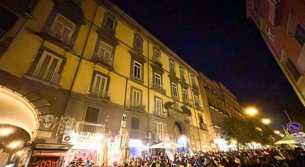 Piazza Bellini, pistola contro due turiste: voleva i codici dei telefoni per i prelievi